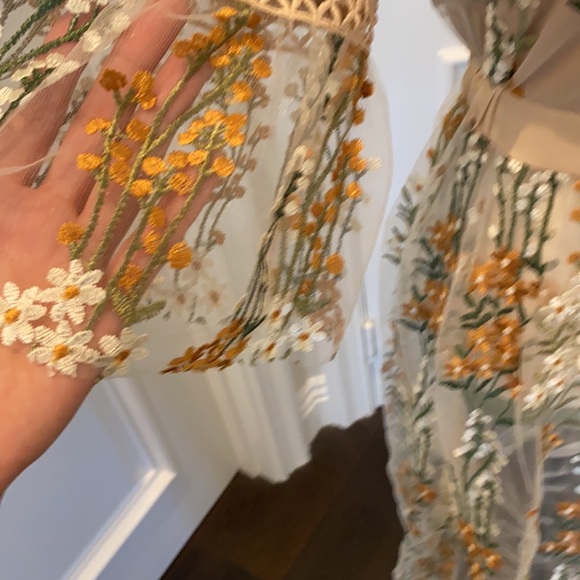 Lovely Embroidered dress - Picture 4 of 5